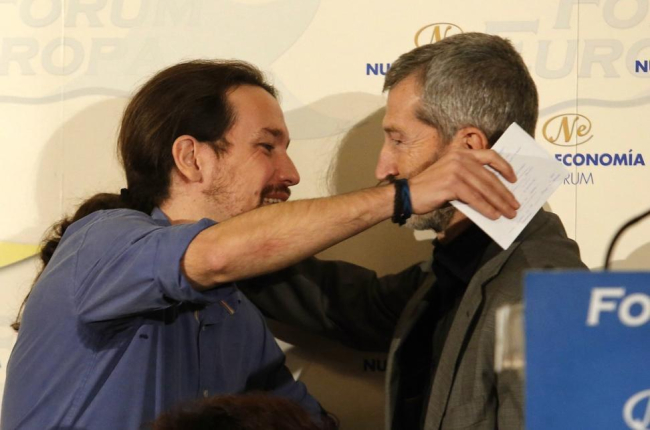 El líder de Podemos Pablo Iglesias junto al exJemad Julio Rodríguez en 2015. /-J.M. PRATS