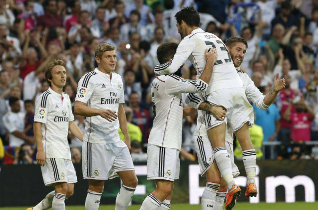 Los jugadores del Real Madrid celebran el tanto logrado por Karim Benzemá.-Foto: EFE
