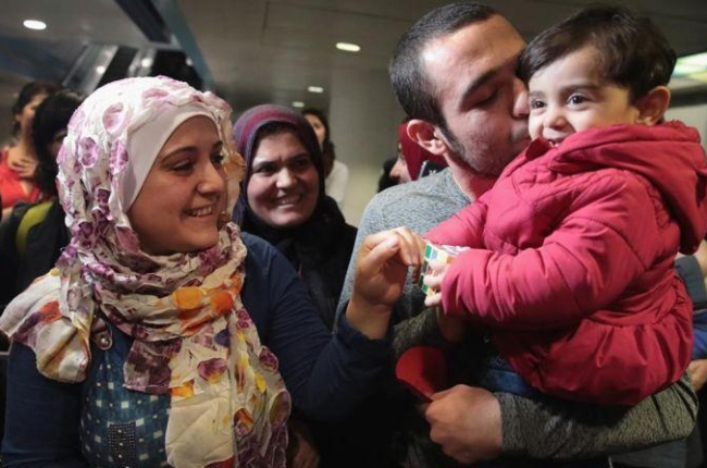 Una familia siria llega a Chicago procedente de Turquía.-AFP / SCOTT OLSON