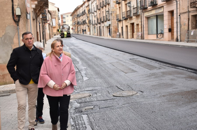 Pardo y De Gregorio pasan por una de las zonas cuyo pavimento se está renovando. HDS