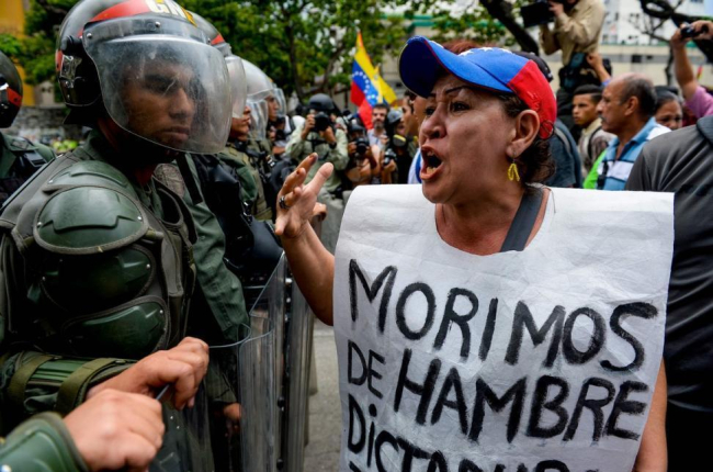 Una mujer se encara con la policía, el miércoles, en una protesta contra el Gobierno en Caracas.-AFP / FEDERICO PARRA