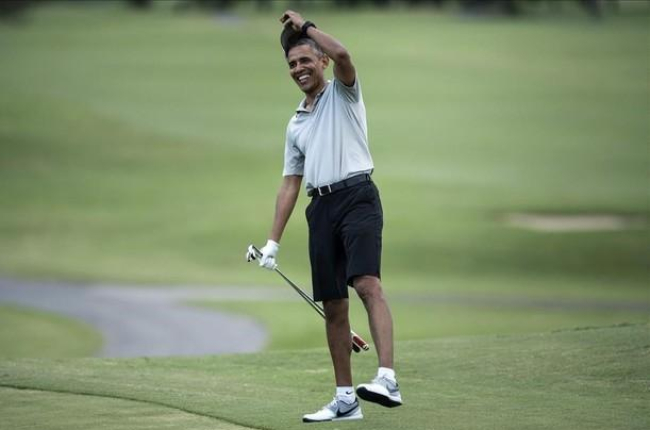 Barack Obama juega al golf en Kailua (Hawái), el pasado lunes.-AFP / BRENDAN SMIALOWSKI