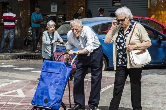 Dos pensionistas en una calle de Valencia.-MIGUEL LORENZO