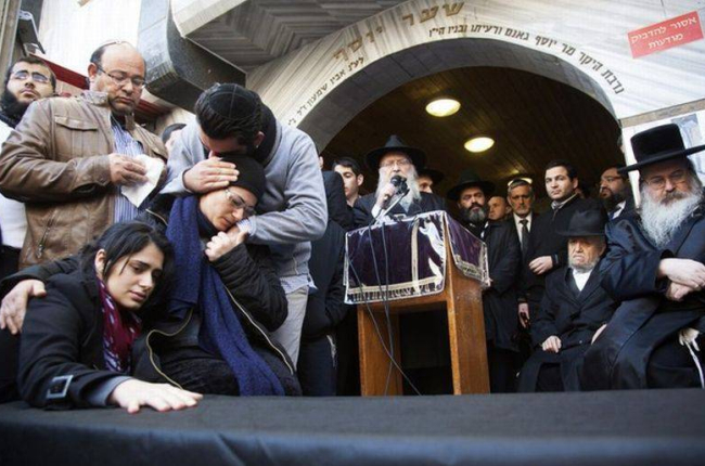 La madre y la hermana de Yoav Hattab junto a su cuerpo.-Foto: REUTERS / NIR KAFRI