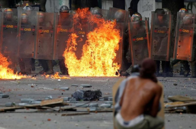 Protestas en Caracas durante los dos días de huelga general convocada por la oposición-REUTERS / CARLOS GARCIA RAWLINS