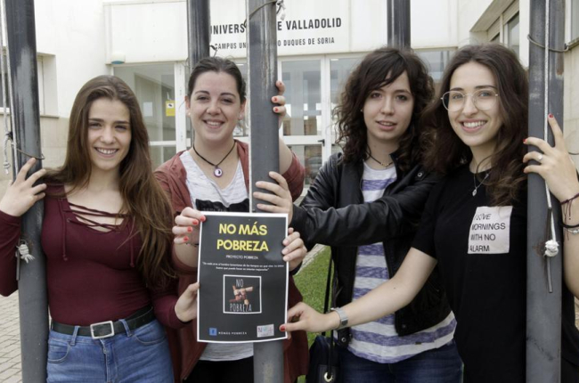 Almudena Tabernero, Cristina Herrero, Clara Bayona y Loyola Cifuentes, cuatro de las seis participantes en el proyecto.-LUIS ÁNGEL TEJEDOR