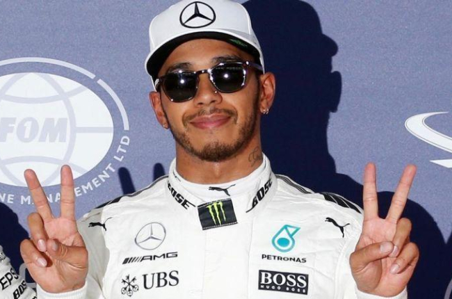 Lewis Hamilton celebra la pole en Suzuka.-REUTERS / TORU HANAI