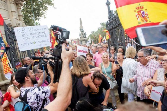 Un cámara de televisión es increpado durante la manifestación de España Ciudadana.-MARTA PEREZ