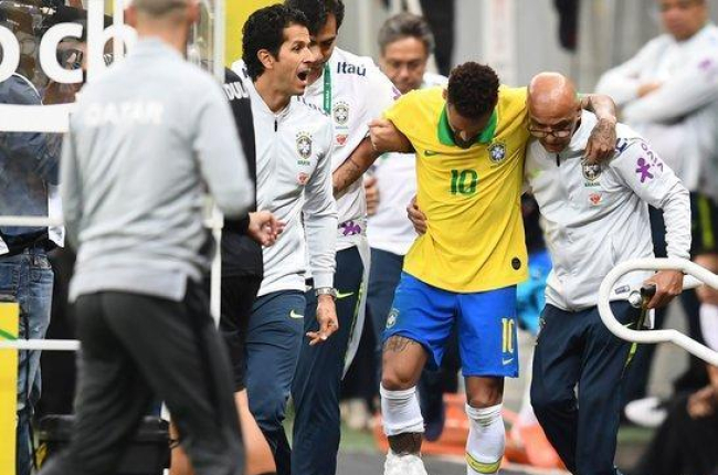 Neymar, lesionado en el amistoso con Brasil.-AFP