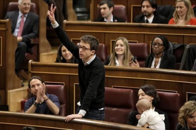 Íñigo Errejón promete su cargo como diputado en el Congreso, flanqueado por Pablo Iglesias y Carolina Bescansa.-JOSÉ LUIS ROCA