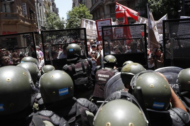 Policías en una manifestación en Buenos Aires.-/ EFE / DAVID FERNÁNDEZ