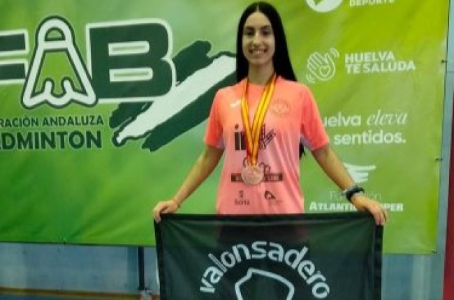 Carmen Carro en el pódium del Campeonato de España Sub15 luciendo las dos medallas conseguidas. HDS