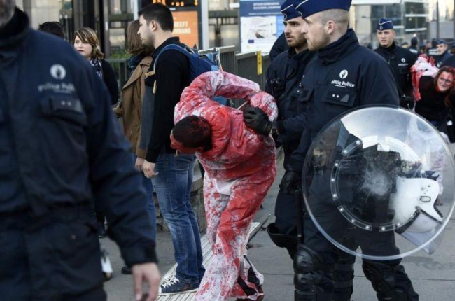 La policía desaloja un manifestante contra el CETA en Bruselas.-AFP PHOTO / JOHN THYS
