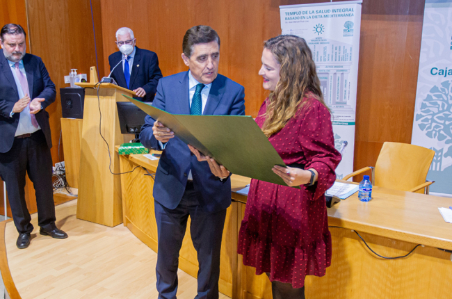 Patricia Sancho recibe el reconocimiento de manos de Carlos Martinez de Caja Rural - MARIO TEJEDOR
