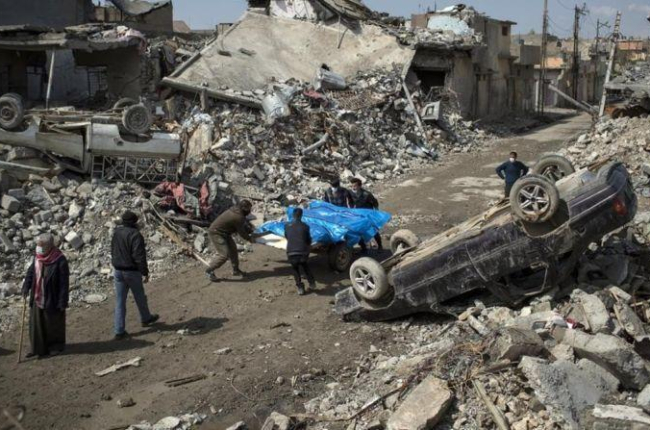 Unos civiles retiran cadáveres de entre las ruinas de Mosul.-AP / Felipe Dana
