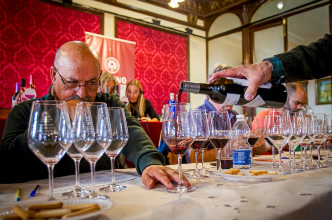 Catas del Concurso de vinos caseros en el Casino de Soria. MARIO TEJEDOR