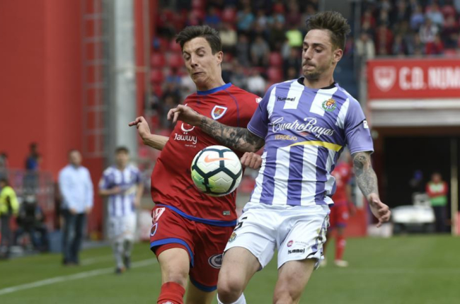 Guillermo lucha con Calero durante el partido del pasado sábado entre el Numancia y el Valladolid.-VALENTÍN GUISANDE
