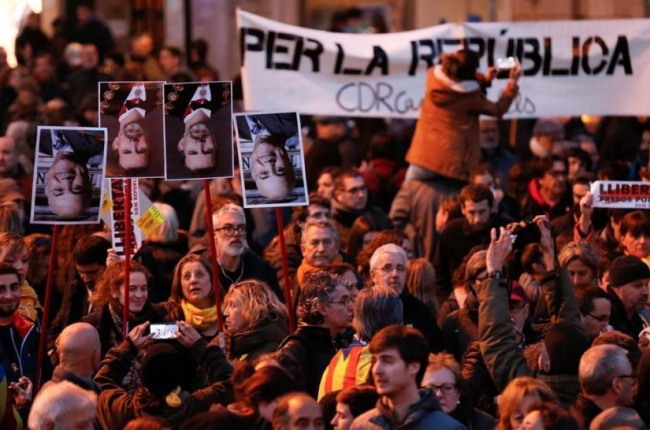 Concentración en la plaza de Sant Jaume, en Barcelona, en protesta por el encarcelamiento de los políticos independentistas.-/ AFP / PAU BARRENA