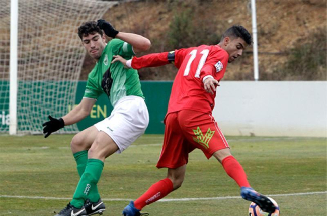 En la imagen superior el jugador del filial Moha y en la inferior los juveniles Vidorreta y Ceínos celebran un gol.-Luis Ángel Tejedor