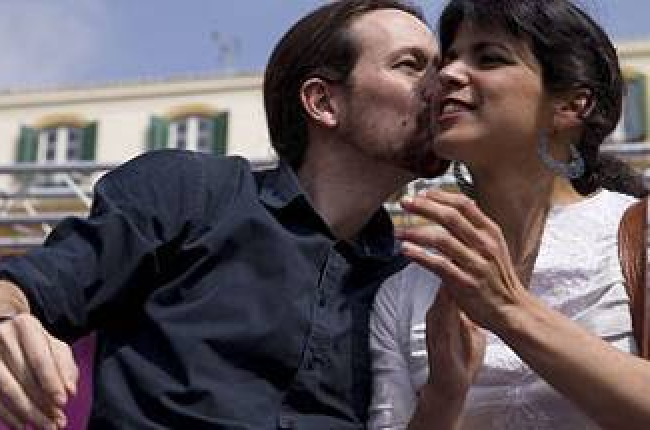 El secretario general de Podemos, Pablo Iglesias, y la candidata a presidir la Junta, Teresa Rodríguez, en el acto político de Málaga, este sábado.-Foto: EFE / JORGE ZAPATA