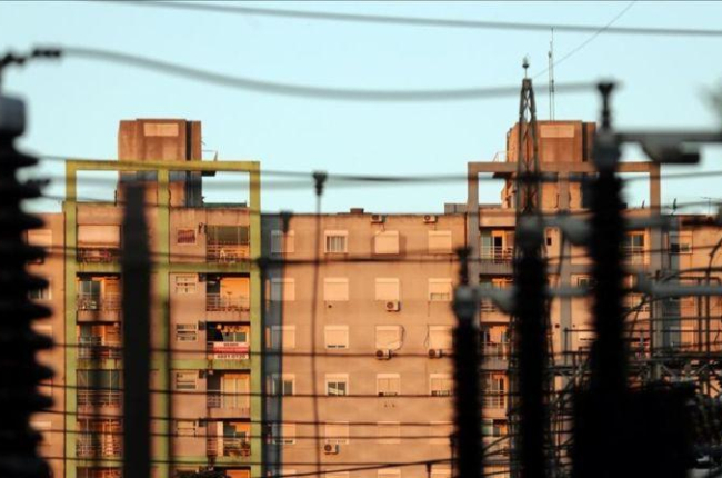 Una planta eléctrica junto a un bloque de edificios en Buenos Aires.-REUTERS / MARCOS BRINDICCI