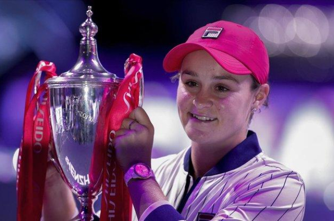 Barty sostiene el trofeo de campeona del Masters femenino en Shenzhen-ANDY WONG (AP)