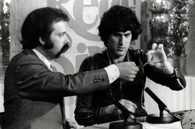 José María Íñigo, con Uri Geller en Directísimo. España, 1975.-EL PERIÓDICO