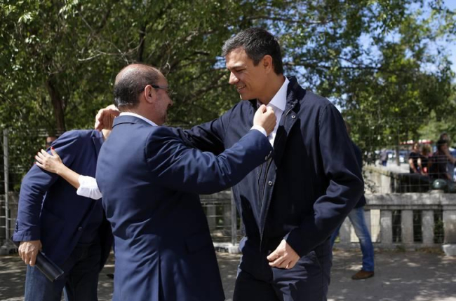 Lambán y Pedro Sánchez se saludan en una visita de este último a Zaragoza-EL PERIÓDICO