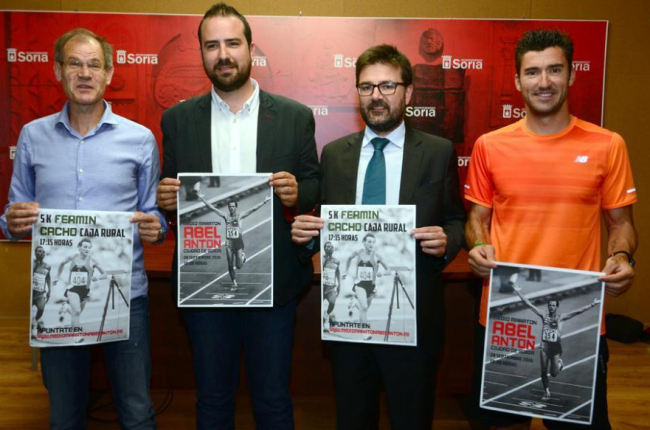 Abel Antón, Ángel Hernández, Eduardo Munilla y Rubén Andrés en la presentación de la novedosa Media Maratón Ciudad de Soria.-Álvaro Martínez