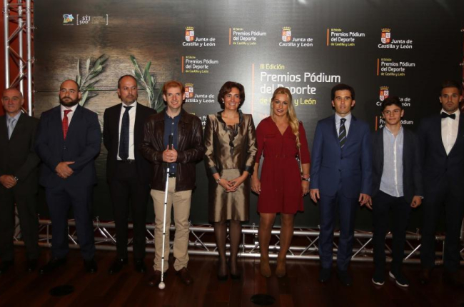 La consejera de Cultura y Turismo, Josefa García (C), y el director general de Deporte, Alfonso Lahuerta (3D) junto a los galardonados en los III Premios Pódium del Deporte de Castilla y León-Ical