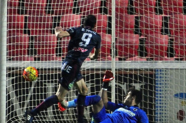 Munir poco pudo hacer en los goles del Huesca.-ÁREA 11