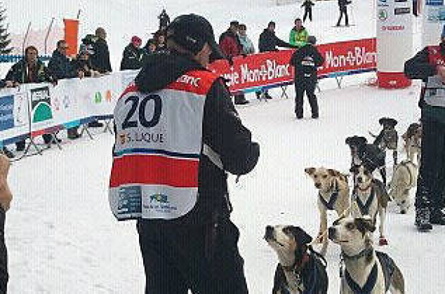 Salva Luque con sus perros poco antes de una etapa. -