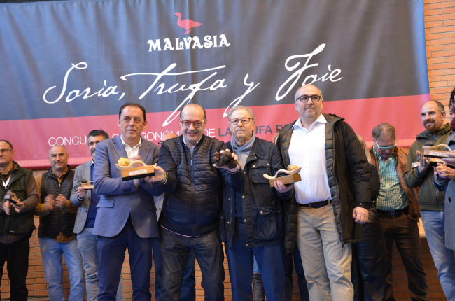 La Feria de la Trufa de Soria entregó la ‘Trufa de Oro’ a Andrea Tumbarello y Millán Maroto.RAQUEL FERNÁNDEZ