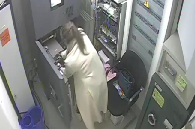 Momento de uno de los robos captado por una cámara de seguridad.