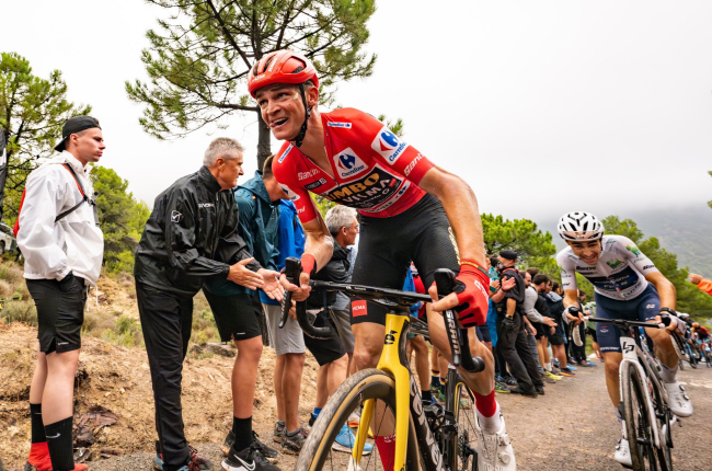 Sepp Kuss defenderá su maillot de líder de la Vuelta en las rampas de la Laguna Negra.