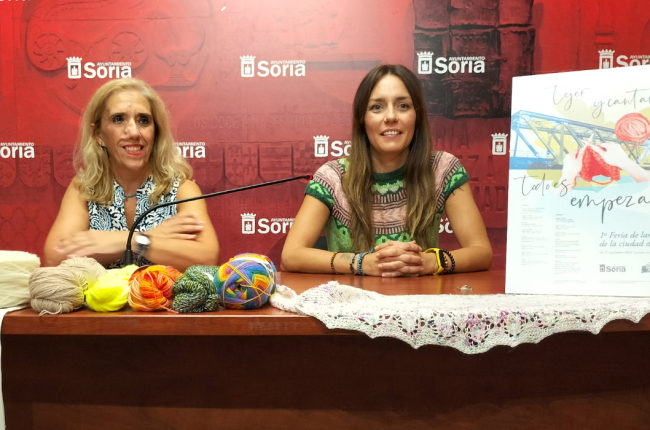 En 'chal Soria', sobre la mesa en la presentación de la Feria con Teresa Valdenebro y Myriam Martínez. - J.A.C.