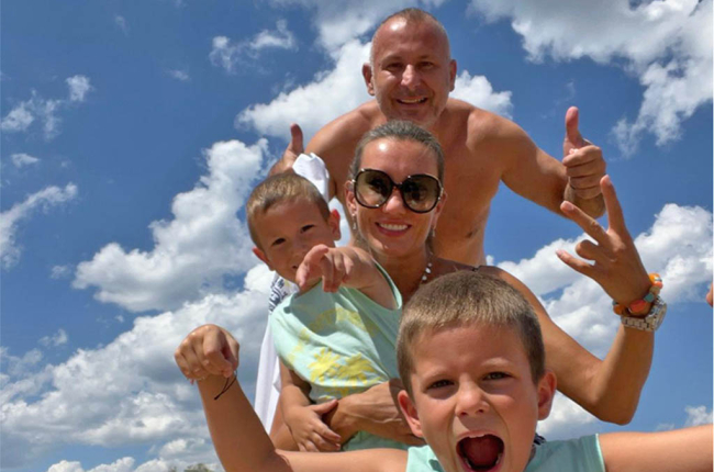Javi Moreno en la Playa Pita junto a su esposa y sus hijos.