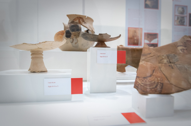 Detalle de la exposición 'Fragmentos de agua y cielo en las cerámicas de Numancia'.