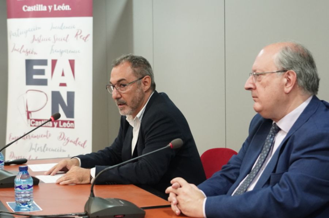 Enrique Cabero Morán, presidente del CESCyL, y Óscar Castro Vega, presidente de EAPN CyL, en la presentación del informe.