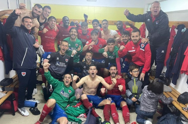 Los jugadores del Numancia celebran el buen resultado ante el Villanovense.