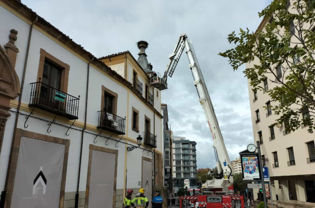 Los bomberos de Soria intervienen en el Palacio de los Alcántara ate el fuerte viento.