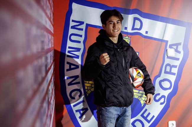 Daichi Antonio Ishizuka Porcel posa con el escudo del Numancia de fondo.