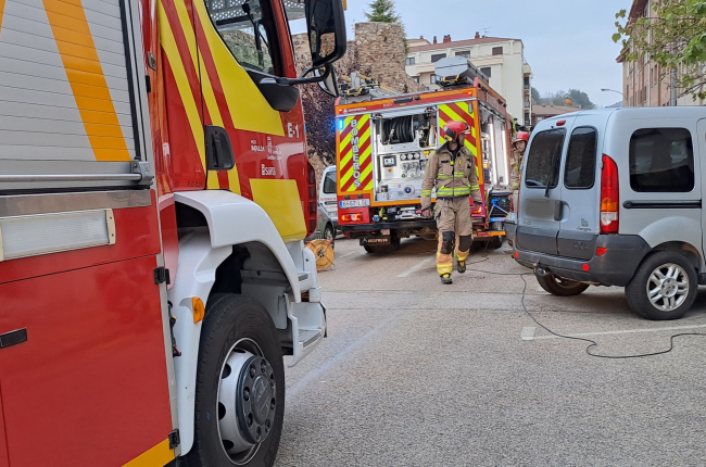 Camiones de bomberos en la calle Santa Clara, de Soria.