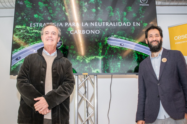 José María Terol, presidente de Mazda Automóviles España, junto a Pablo Sabin, director de Cesefor.