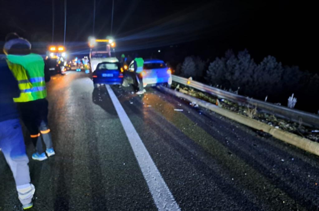 Una placa de hielo provoca un accidente múltiple en la autovía A-67 a su paso por Aguilar de Campoo (Palencia).