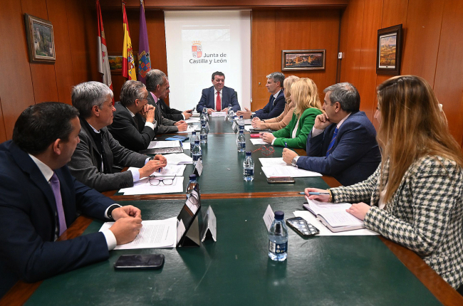 El consejero de la Presidencia, Luis Miguel González Gago, preside la reunión de la Comisión General de Coordinación Territorial.
