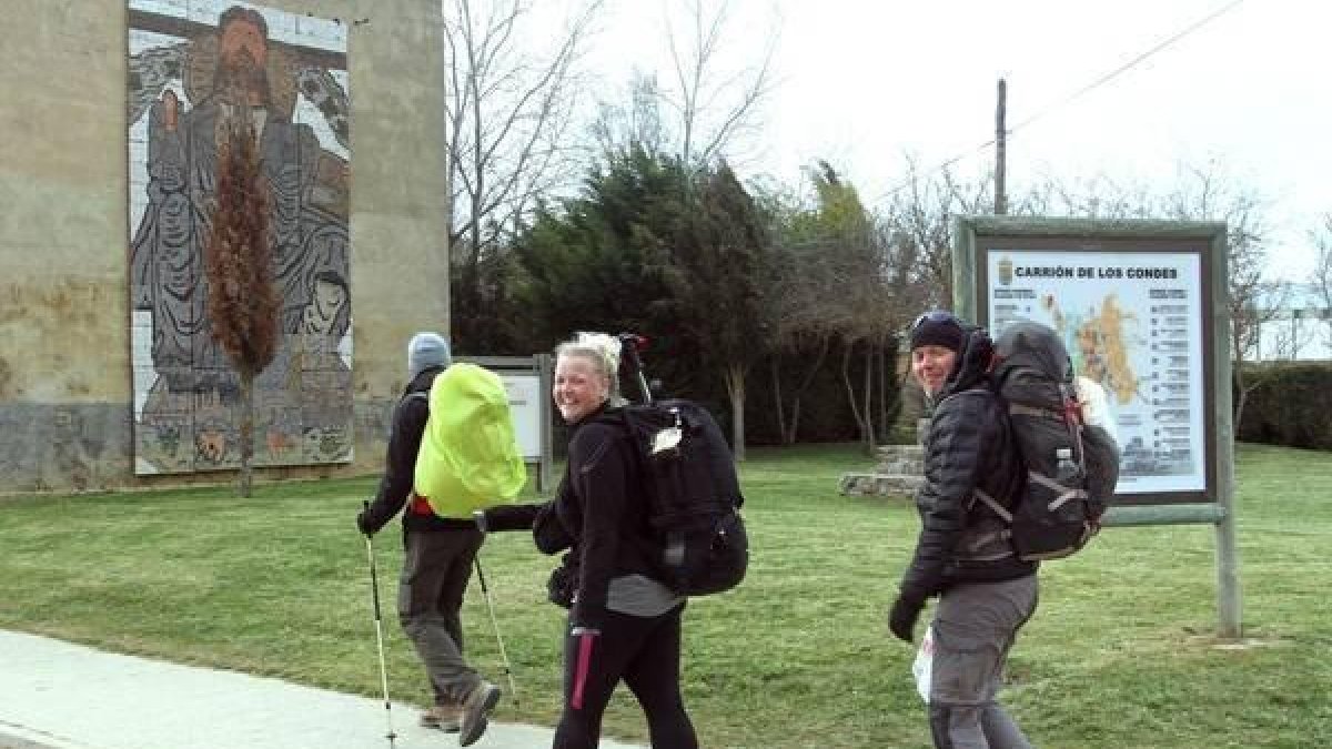 Peregrinos en el Camino de Santiago.-Brágimo / ICAL