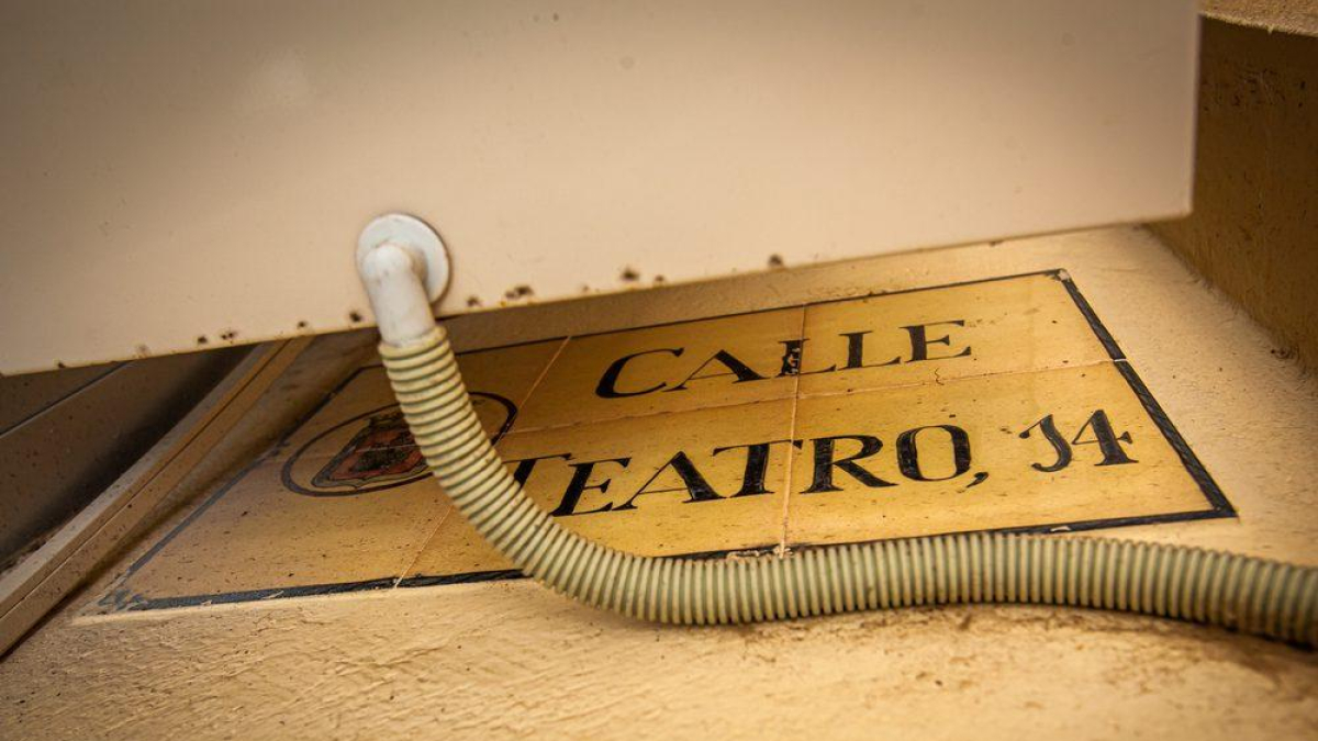 Antiguo cartel indicador de la calle Teatro, en Soria