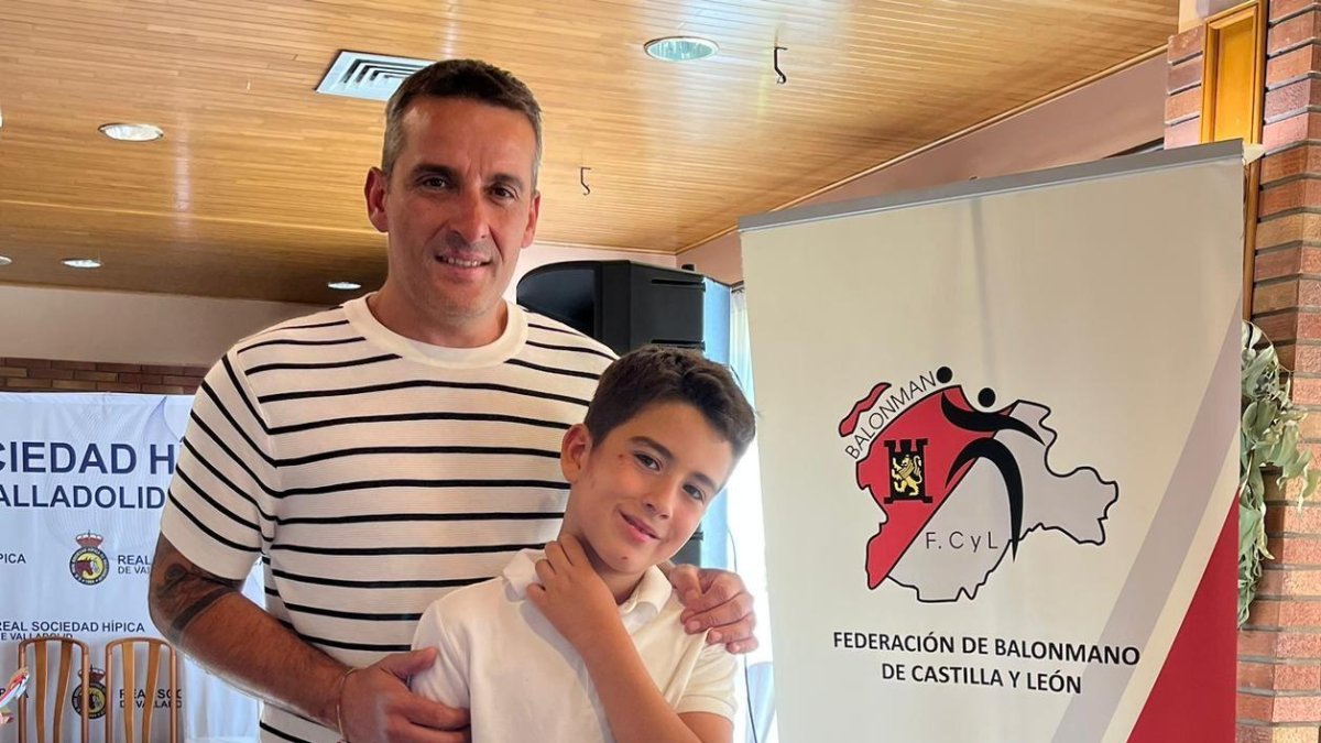 Carlos Heras, Litos, con su hijo tras recibir el premio de la Federación de Castilla y León.