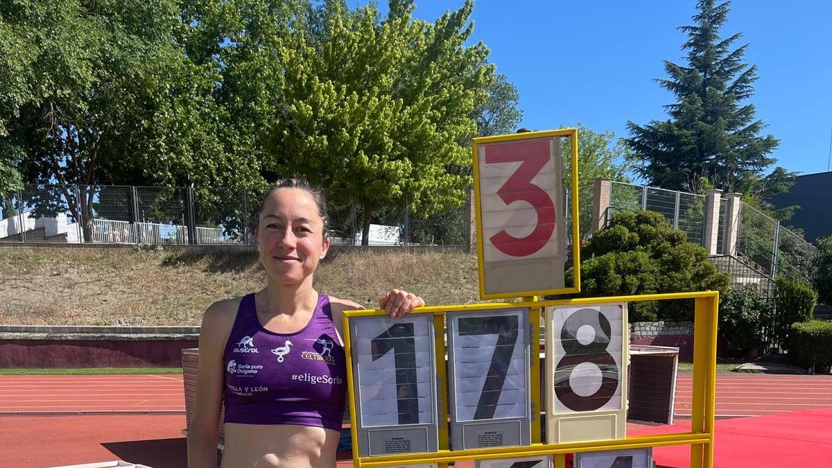 Raquel Álvarez posa con el registro que le da el billete para el Campeonato de España Absoluto.